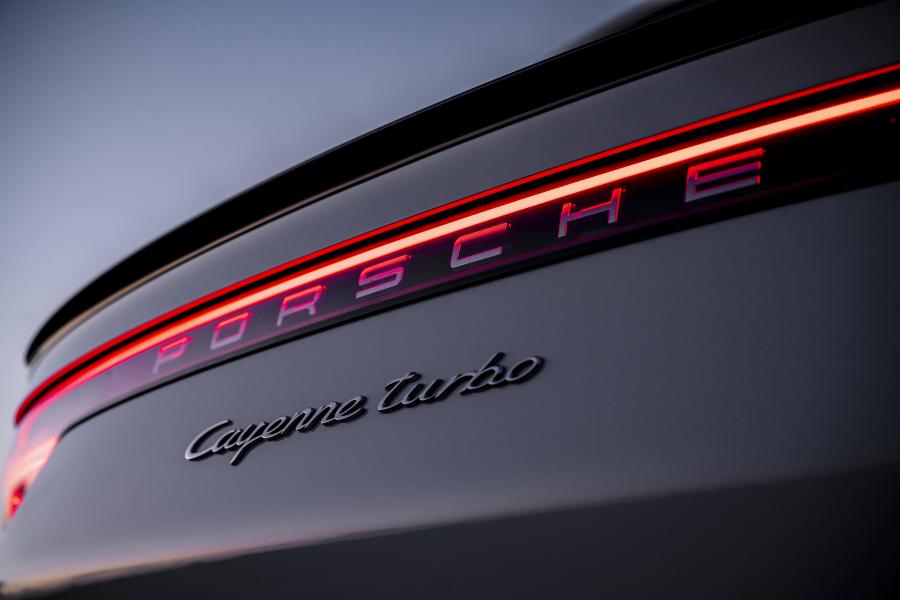 Логотип Porsche Cayenne Turbo Coupe 2019 года  (UK) (фото 10 из 18)